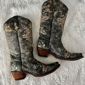 Women’s western boot size 8 color is a olive brown with cream stitch design